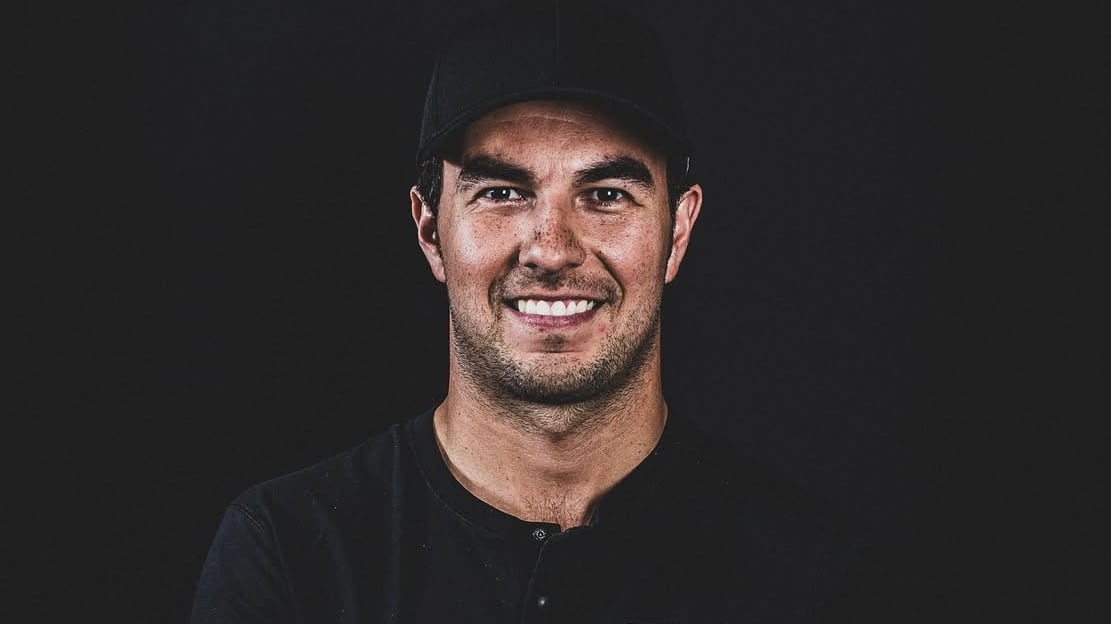 En vísperas del regreso del piloto a la Fórmula 1, presentan prendas de edición especial que conectan con su historia, con su afición y con las carreras de autos, en alianza con Maja Sportswear. Foto: Sergio Pérez.