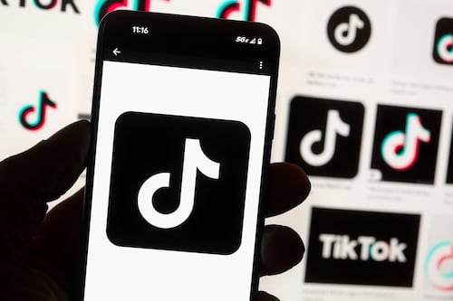 TikTok anuncia límite de uso de una hora para menores de 18 años