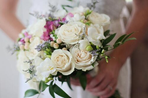 Mujer que se casó consigo misma solicita el divorcio luego de un año