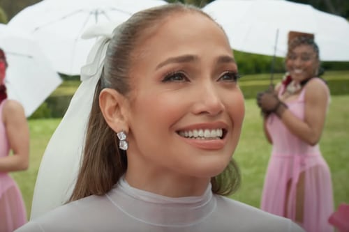 Jennifer López ‘se burla’ de sus múltiples bodas en su nuevo video