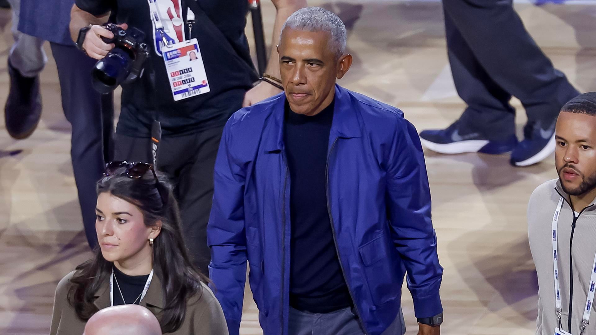 El expresidente de EE.UU., Barack Obama, en el juego de las estrellas de la NBA, el 15 de febrero de 2026. EFE/CHRIS TORRES