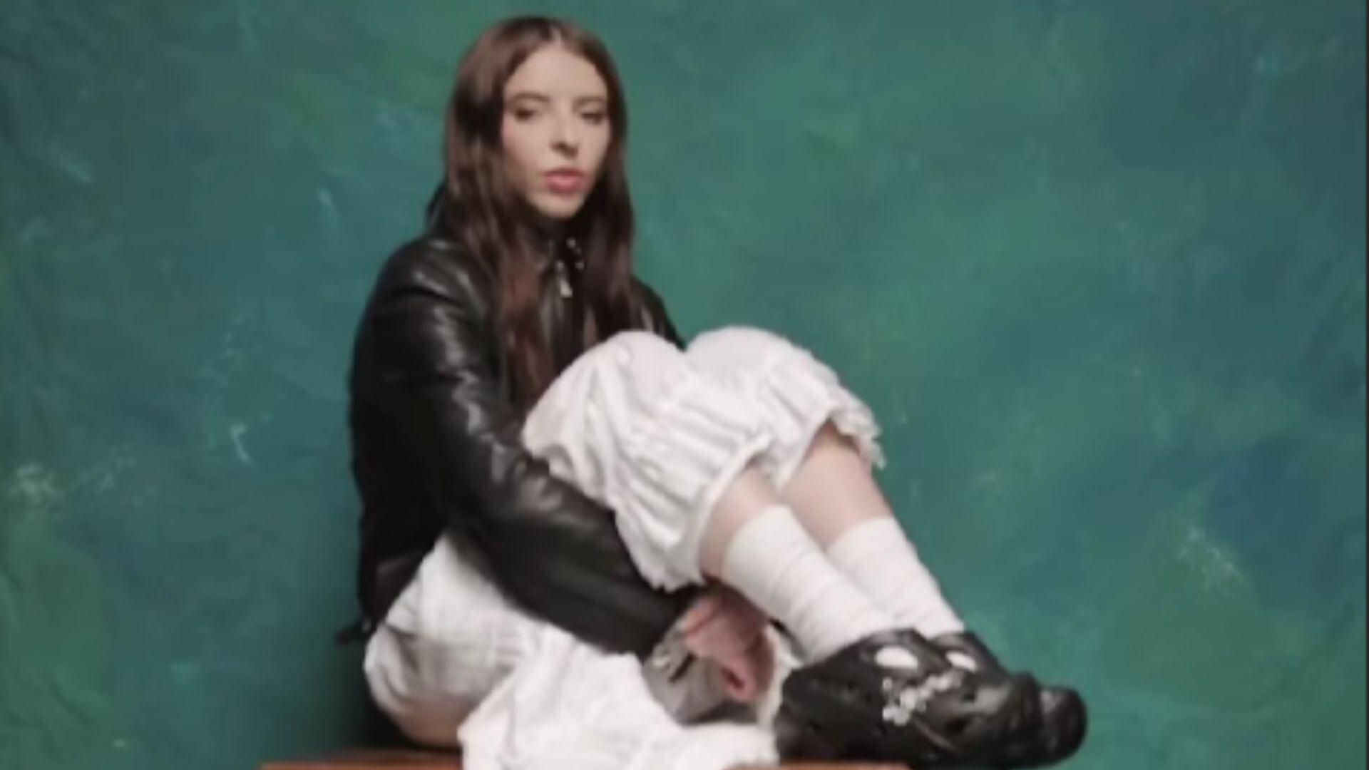 Young Miko con Crocs