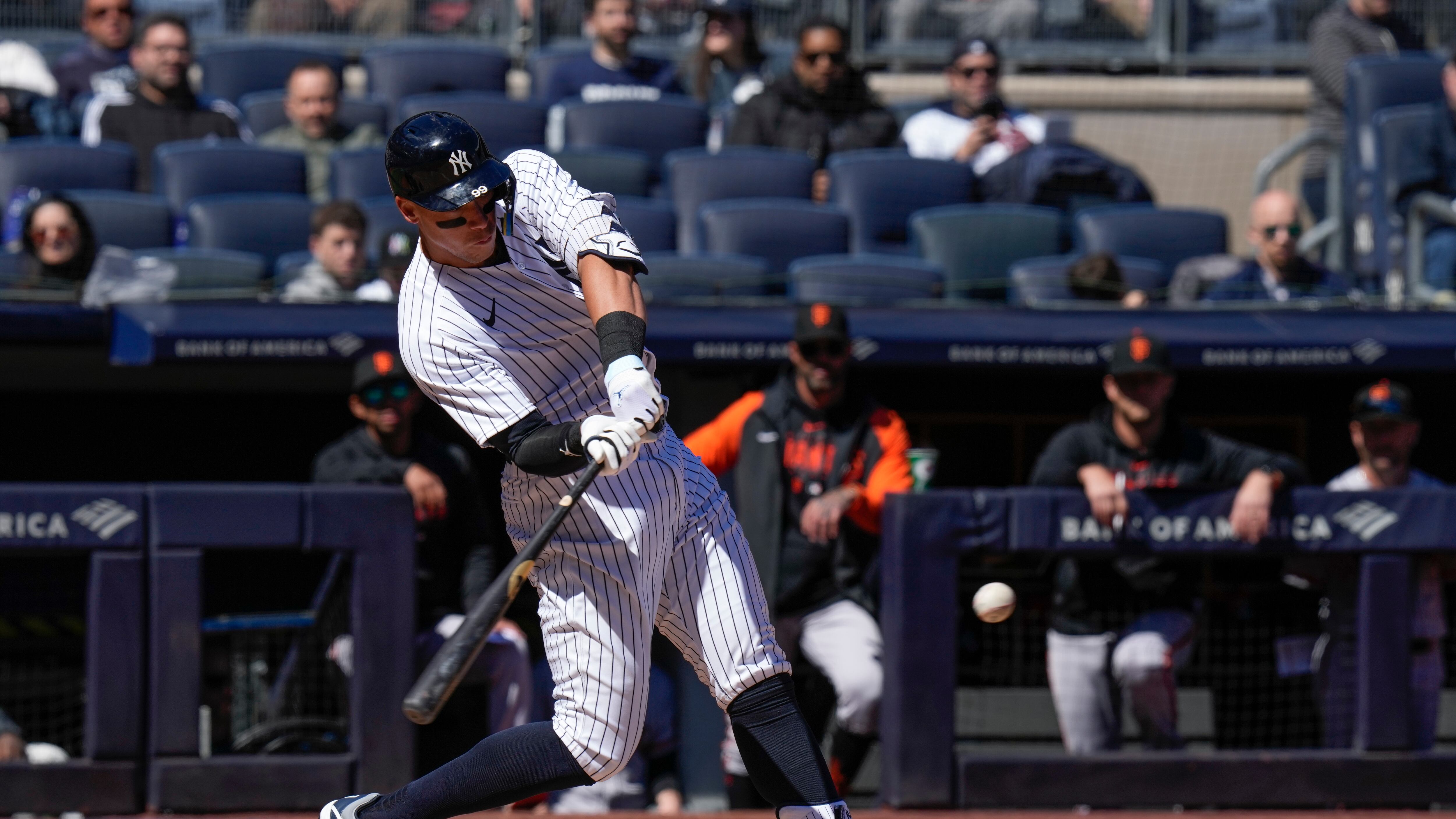Aaron Judge batea un jonrón solitario en su primer batazo del encuentro para iniciar la campaña de los Yanquis de Nueva York frente a los Gigantes de San Francisco el jueves 30 de marzo del 2023. (AP Foto/Seth Wenig)