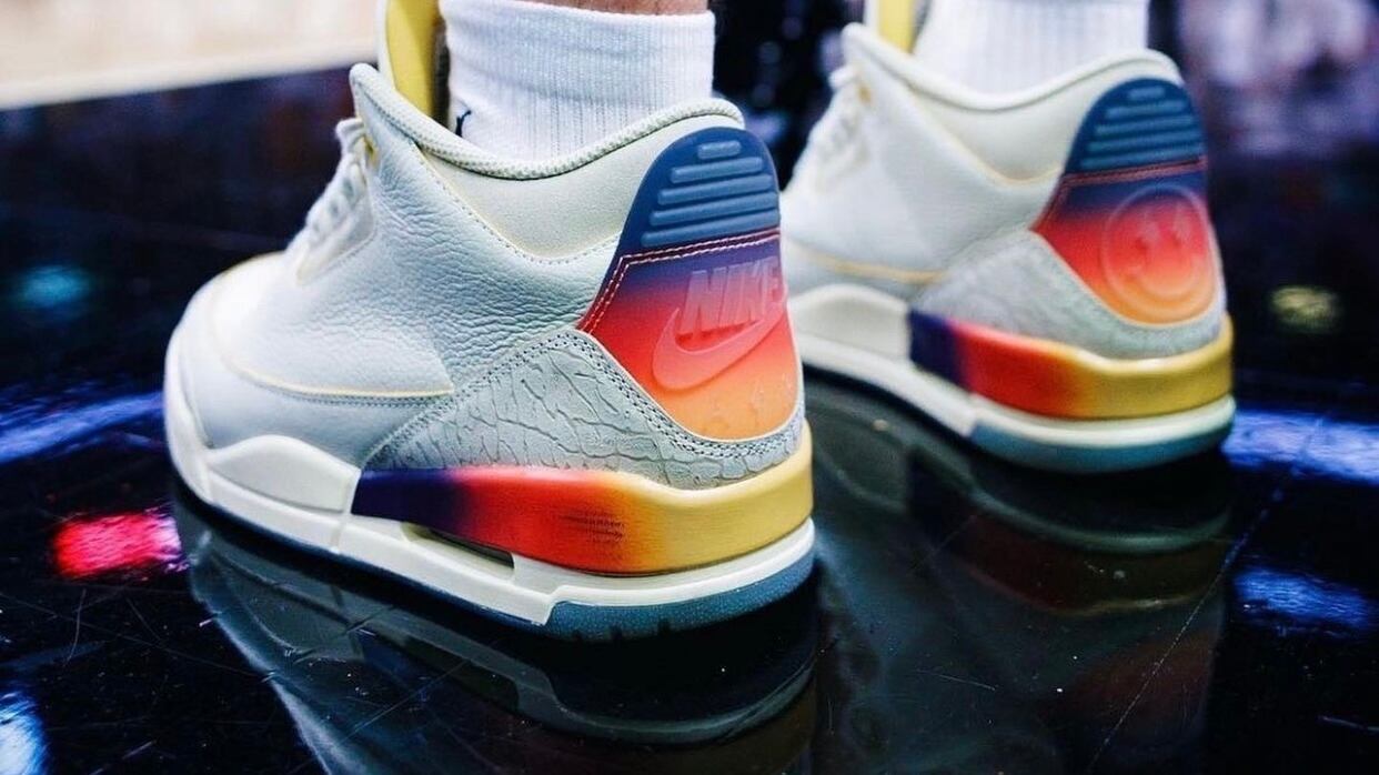 Así es lucen los tenis del cantante.