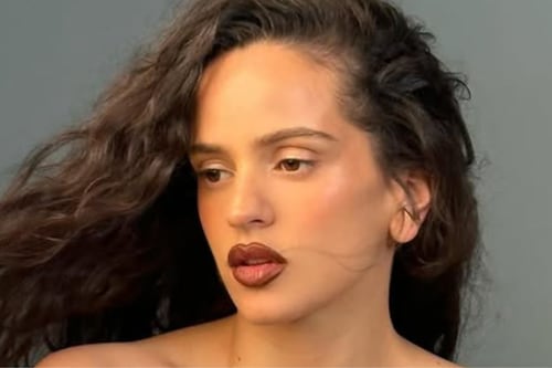 ¿Rosalía tiene nueva novia? Es captada de la mano con una modelo en París