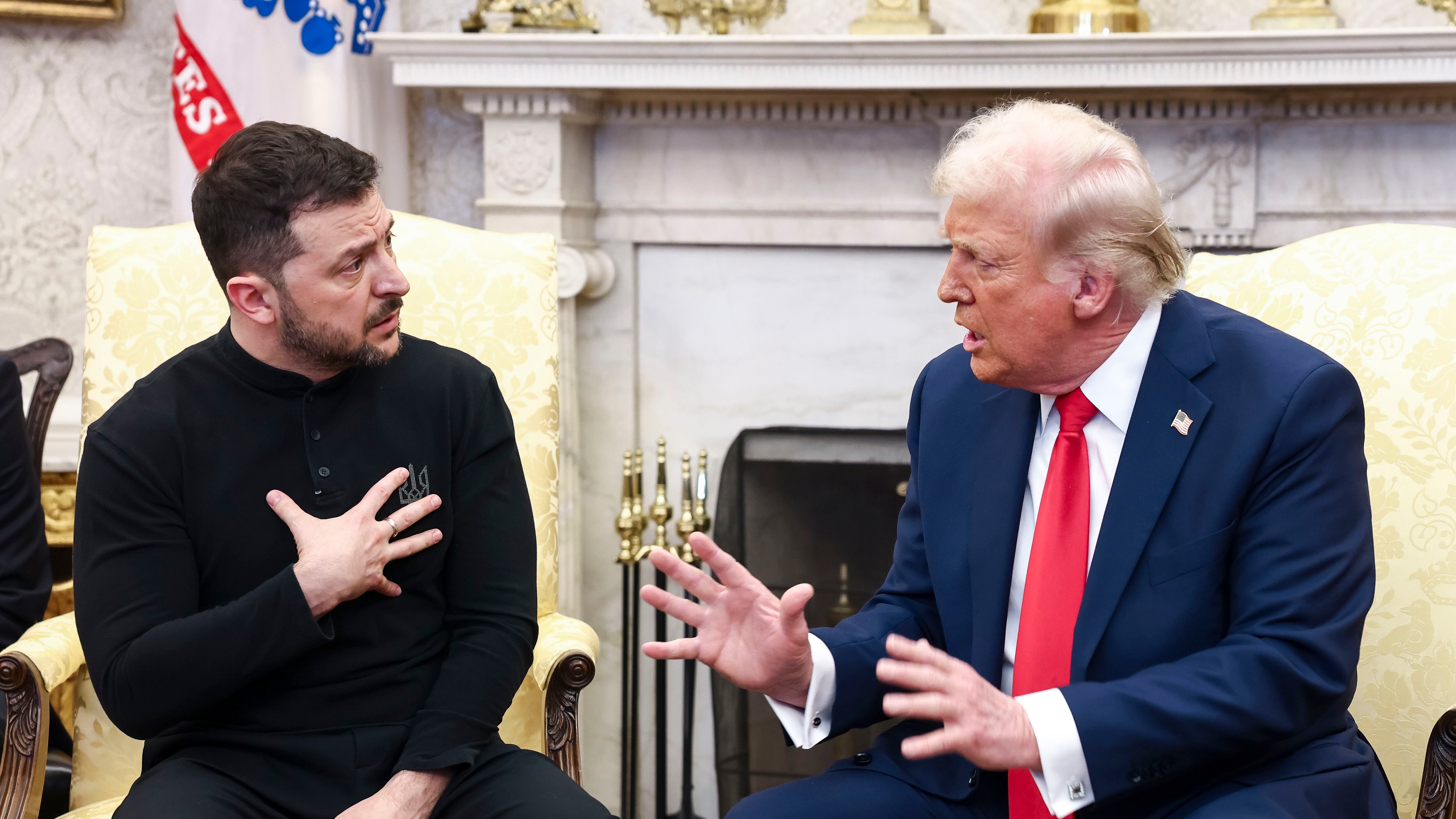 El presidente ucraniano Volodymyr Zelensky (L) conversa con el presidente estadounidense Donald Trump (R) en la Oficina Oval de la Casa Blanca en Washington, DC, EE.UU., 28 de febrero de 2025.