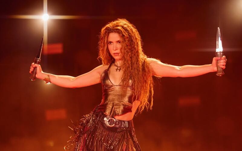 Los brazaletes de Shakira, en uno de los cambios que hace en su concierto, han llamado la atención y ahora ha descifrado el significado que tienen.
