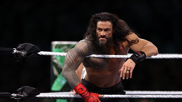 FILADELFIA, PENSILVANIA – 6 DE ABRIL: Roman Reigns observa durante la primera noche de WrestleMania 40 en el Lincoln Financial Field el 6 de abril de 2024 en Filadelfia, Pensilvania. (Foto de Tim Nwachukwu/Getty Images)