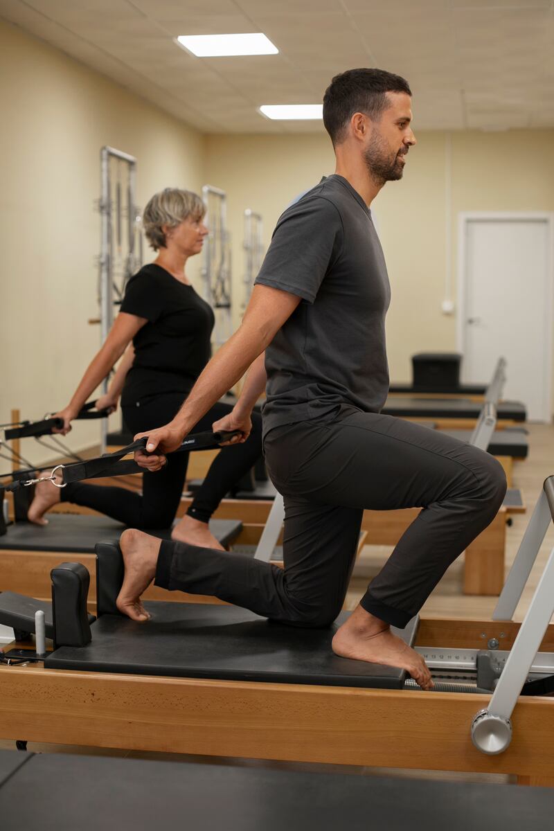 El Método Pilates destaca como una práctica integral que ofrece beneficios notables para quienes buscan mejorar su salud, tanto física como mental. Foto: Freepik.