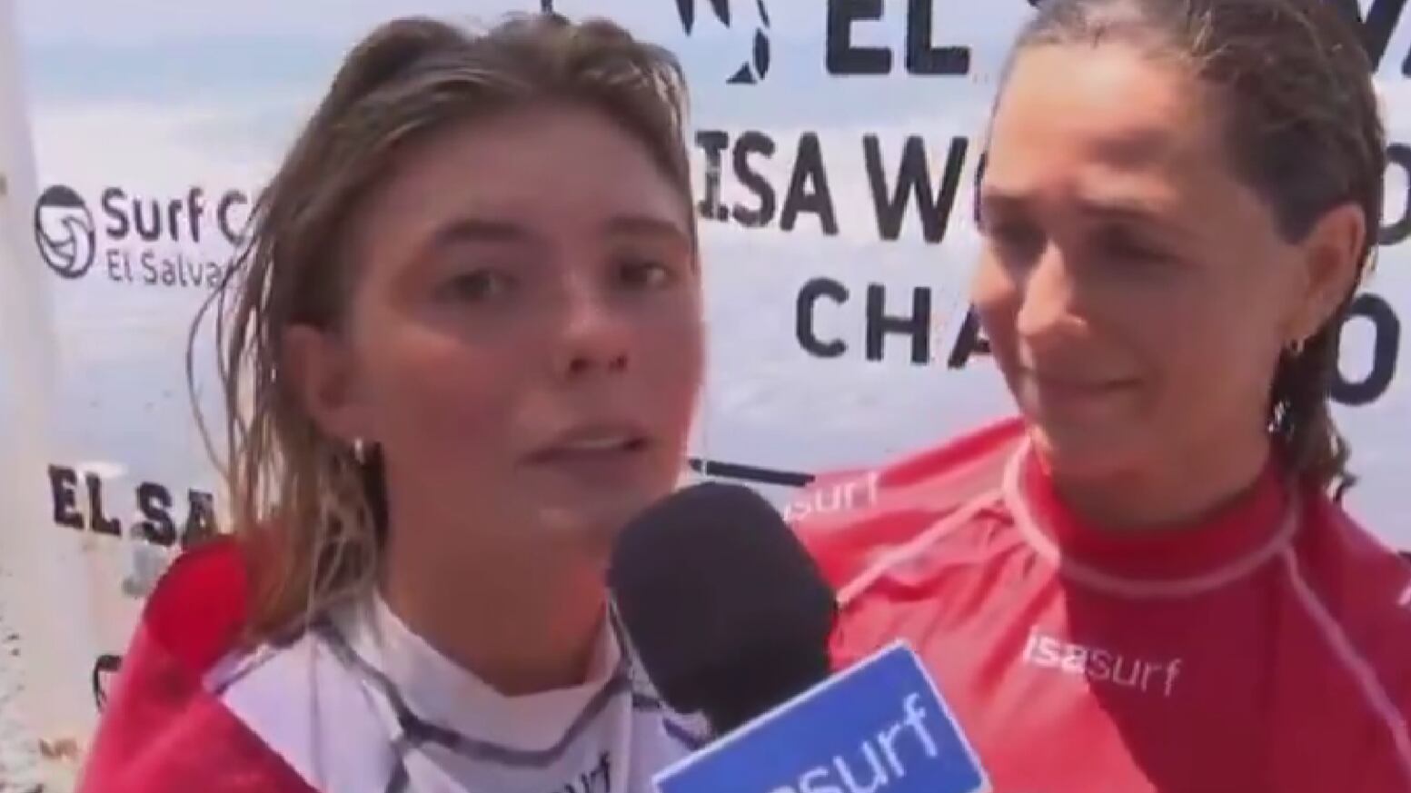 La surfista Emilia Huminski Canals durante entrevista luego de su participación en el Campeonato Mundial de Tabla Larga de la Asociación Internacional de Surfing en El Salvador. Captura de pantalla redes sociales.