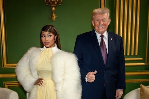 Nicki Minaj aparece tomada de la mano de Donald Trump, reafirmando su apoyo y declarándose como su “fan número uno”