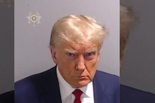 Trump suma recaudos millonarios tras foto policial