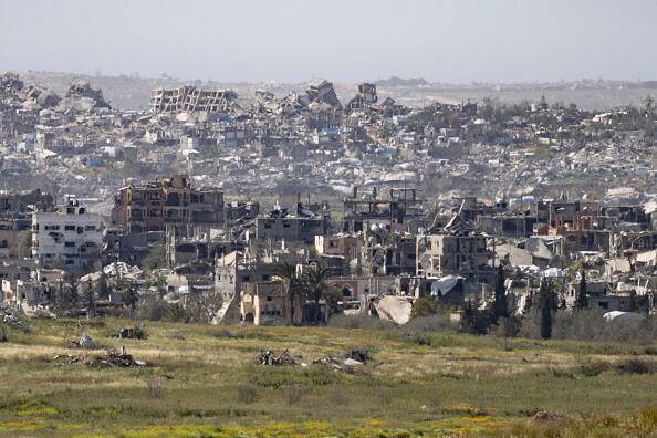 ista de edificios en ruinas en el norte de la Franja de Gaza, desde el lado israelí de la frontera, el 2 de abril de 2025.
