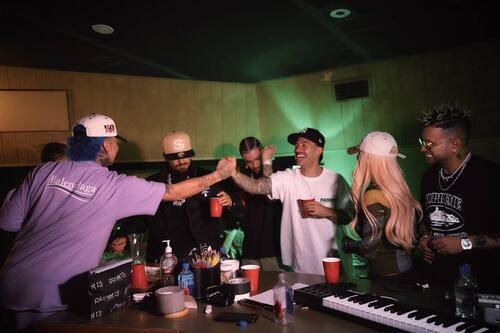 Políticos en Colombia quieren mandar a estudiar a Karol G y cantantes del tema “+57″