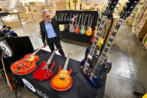 Incautan más de 3 mil guitarras Gibson falsas en puerto de Los Ángeles
