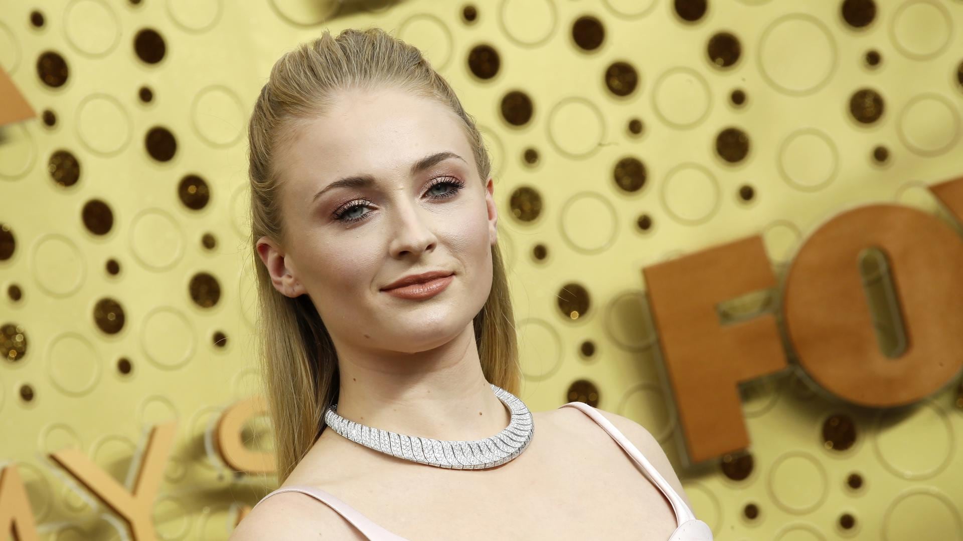 El rodaje de Tomb Raider paralizado por la lesión en la espalda de Sophie Turner