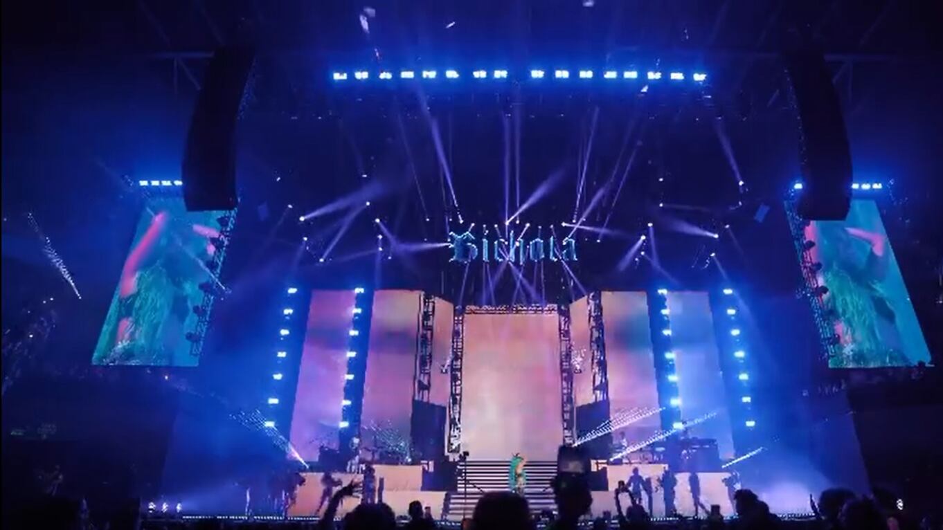 Karol G no dudó en hacer un divertido llamado de atención que fue grabado por uno de los presentes y se convirtió en viral en las redes sociales.