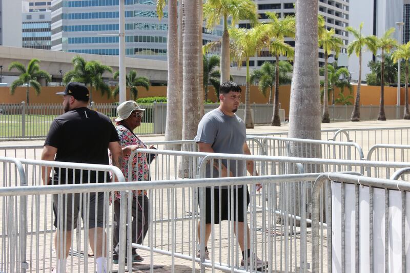 San Juan, P.R.- Jóvenes y adultos mayores, se han aglomerado en las afueras del Coliseo de P.R. con la esperanza de ser parte de la experiencia de la residencia. (27-agosto-2025)