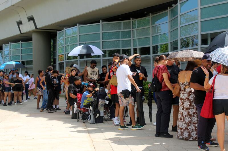 San Juan, P.R.- Cientos de personas llegaron en horas de la mañana para conseguir sus taquillas de Bad Bunny. (27-agosto-2025)