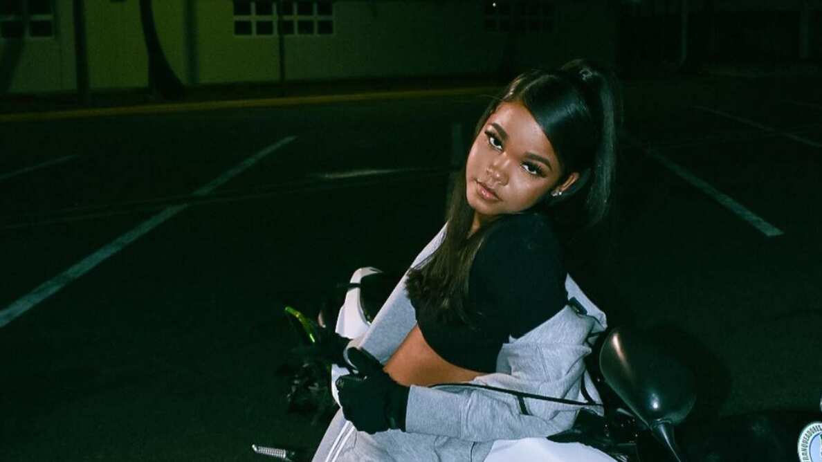 Lismar en una motocicleta