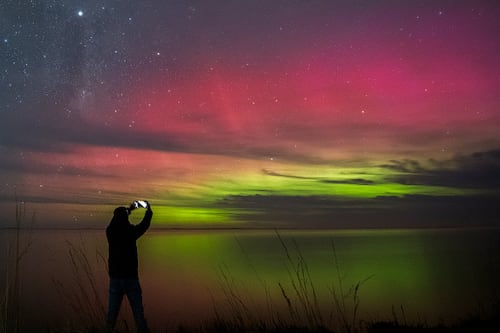 Esta impactante imagen capta el momento en el que un meteorito atraviesa las brillantes luces de una aurora boreal