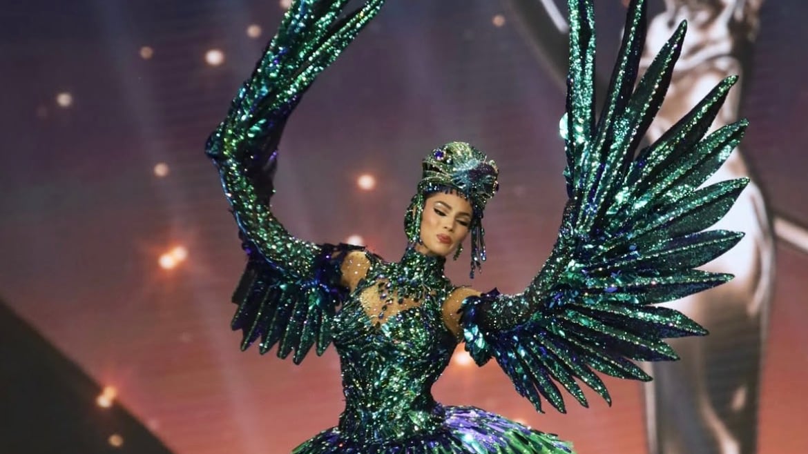 Zashely N. Alicea Rivera presenta el vestido "El zumbador de Puerto Rico".