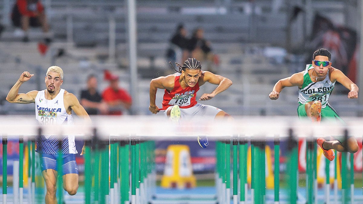 Salto de vallas durante las competencias de atletismo del torneo de la Liga Universitaria de Puerto Rico, celebradas en el Estadio Centroamericano, en Mayagüez, Puerto Rico.