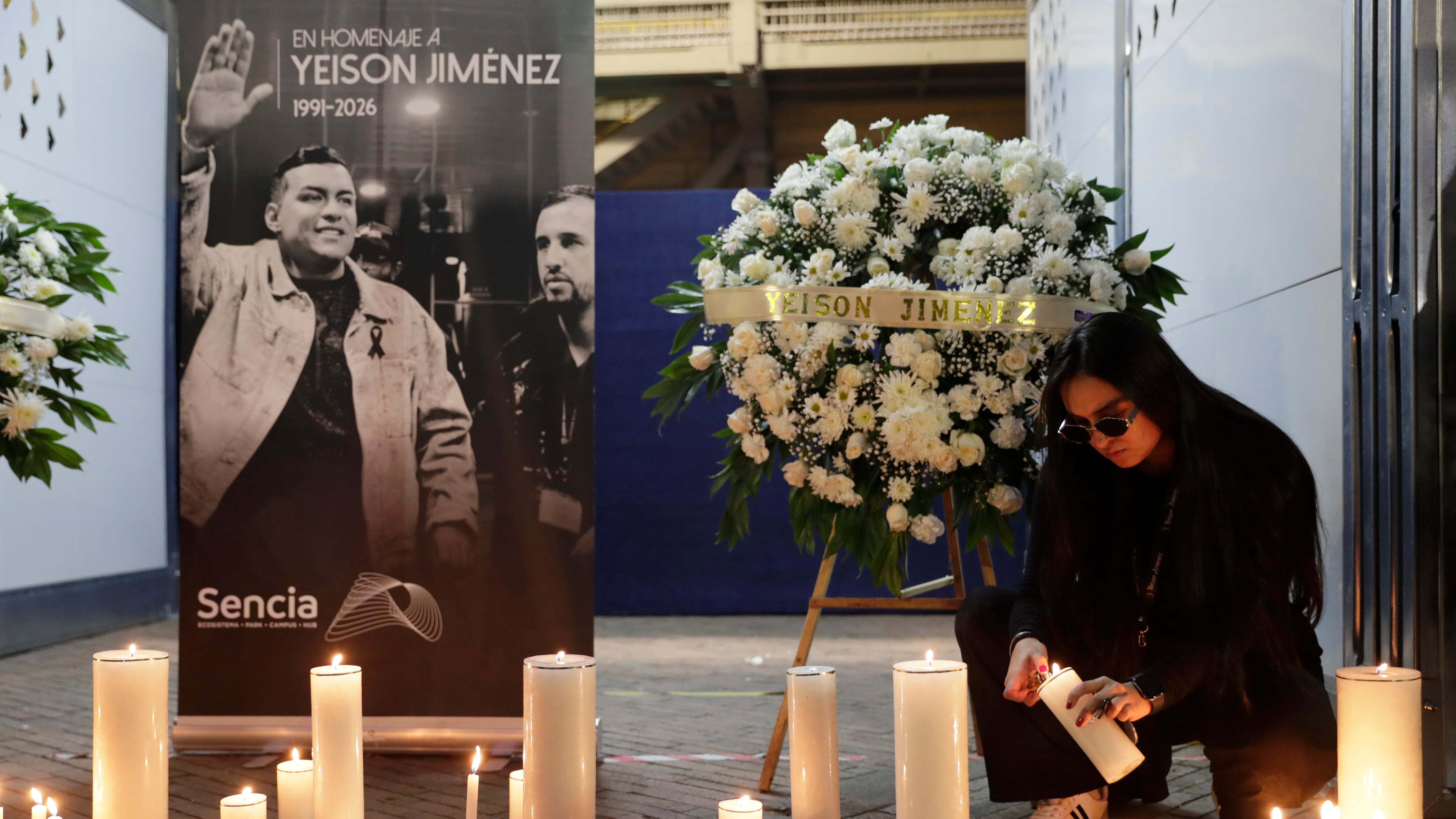 Miles de fans despidieron a Yeison Jiménez entre cantos y flores frente al estadio El Campín.
