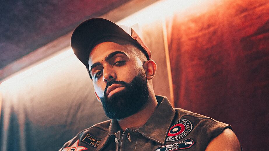 El artista urbano puertorriqueño Eladio Carrión.