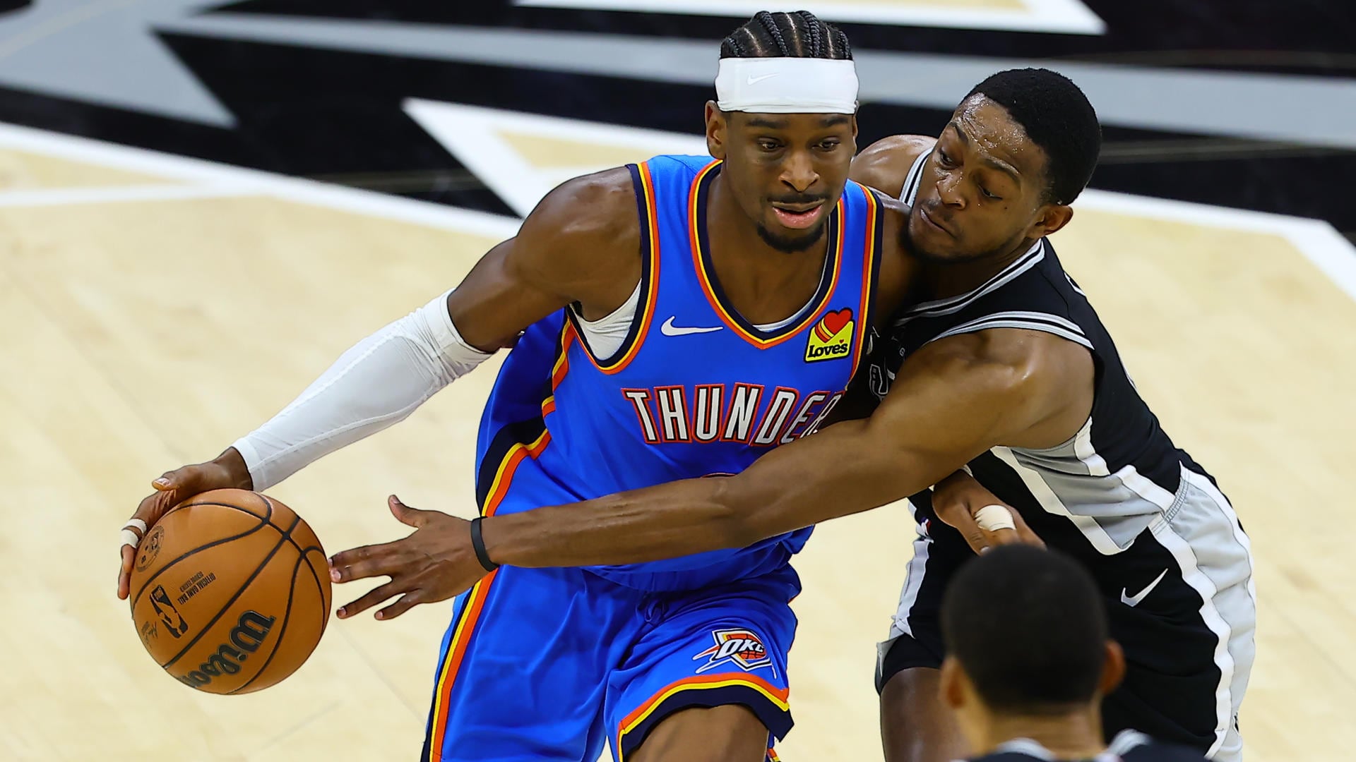 De'Aaron Fox (d), de Spurs, disputa un balón con Shai Gilgeous-Alexander, de Thunder, este viernes en un partido de la NBA en el AT&T Center en San Antonio (EE.UU.). EFE/ Carlos Ramírez