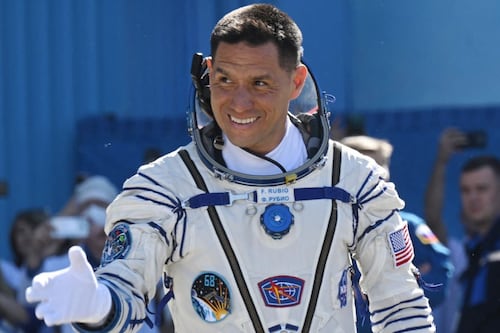 La historia de Frank Rubio, el astronauta de origen latino de la NASA que no puede regresar a la Tierra