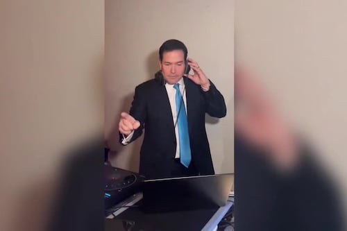 De la diplomacia a la pista: Marco Rubio se vuelve viral como DJ en plena boda