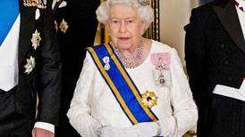 Gente sin corazón le hace memes a la Reina Isabel II tras rumores de su muerte