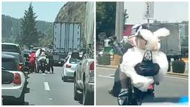 Novia pide aventón a motociclista para escapar del tráfico y llegar a su boda
