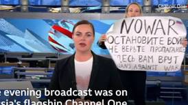 Mujer irrumpe en noticiero ruso para pedir que se pare la guerra en Ucrania