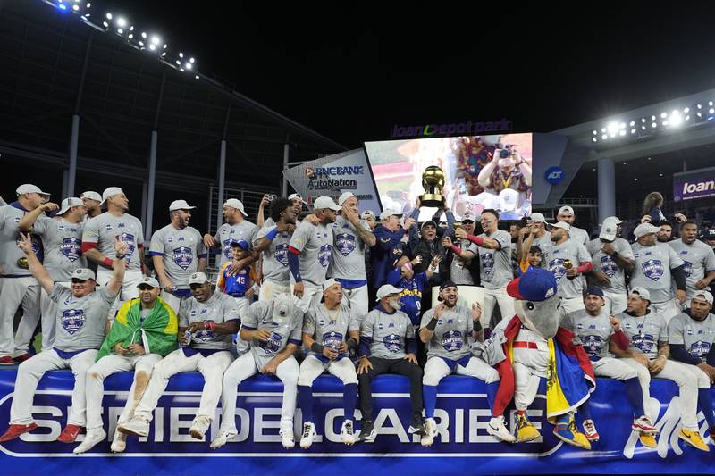 Los jugadores de Venezuela celebran su triunfo sobre República Dominicana en la final de la Serie del Caribe, el viernes 9 de febrero de 2024 (AP Foto/Wilfredo Lee)