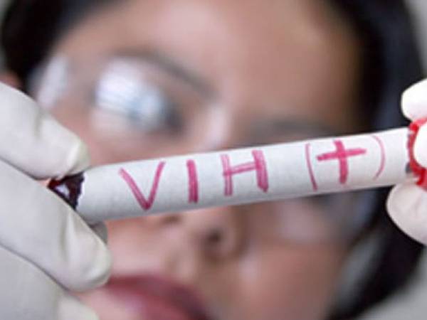 Una adolescente se inyectó sangre de su novio con SIDA como “muestra de amor”